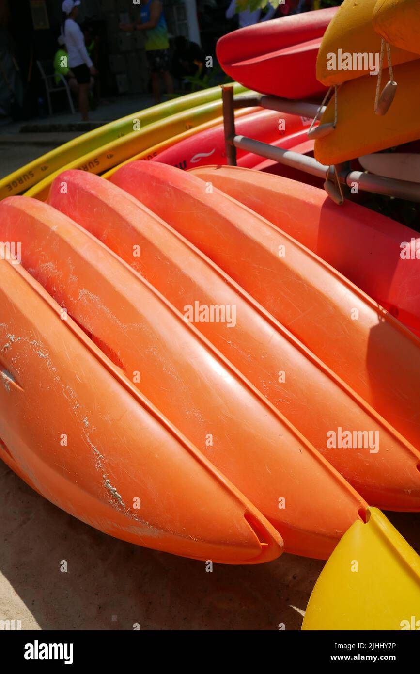 tavola da surf di colore rosso sulla spiaggia. Foto Stock