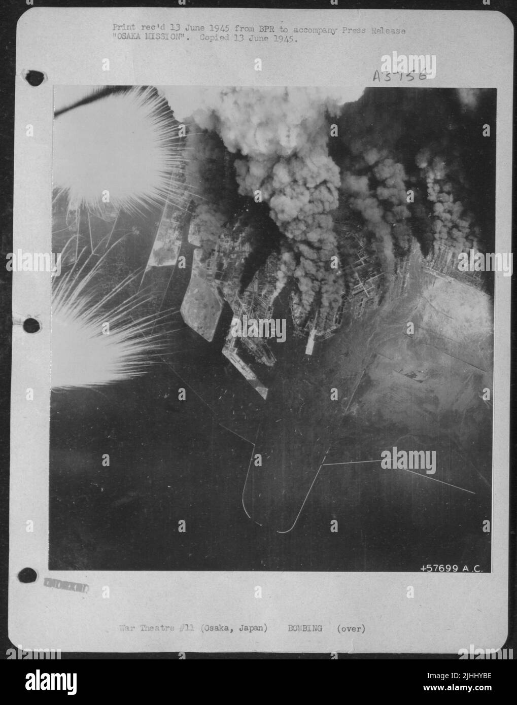 Missione di Osaka - 1 giugno 1945 - le bombe fosforose esplodono nei pressi del B-29S del comando Bomber del 21st durante il loro attacco ad Osaka, la seconda città più grande del Giappone. Migliaia di bombe incendiarie hanno messo il fuoco nelle aree industriali congestionate della città. Foto Stock