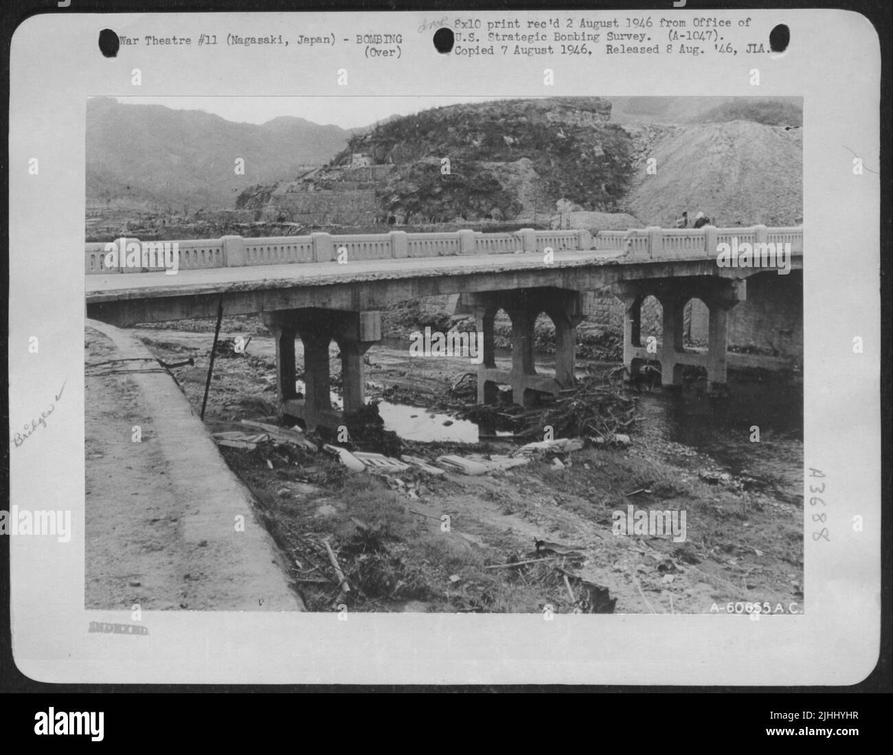 Ponte Span attraverso il fiume Urakami. La Bestia atomica passò attraverso il Ponte dal lato sinistro, soffiando le ringhiere di pietra nel letto del fiume sottostante. 16 ottobre 1945. Foto Stock