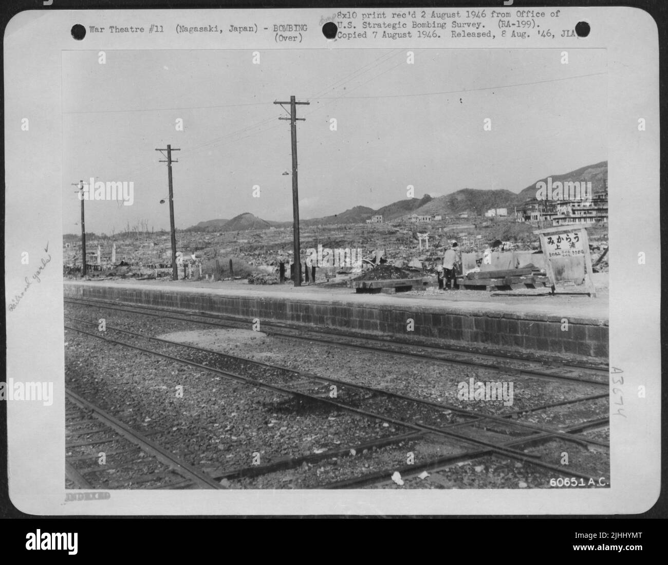 Una vista panoramica intorno a Ground Zero a Nagasaki, Giappone. Questa foto è stata presa dalla piattaforma della stazione ferroviaria di Urakami. Gli edifici sulla destra sono i resti del Nagasaki Medical College. 14 ottobre 1945. Foto Stock