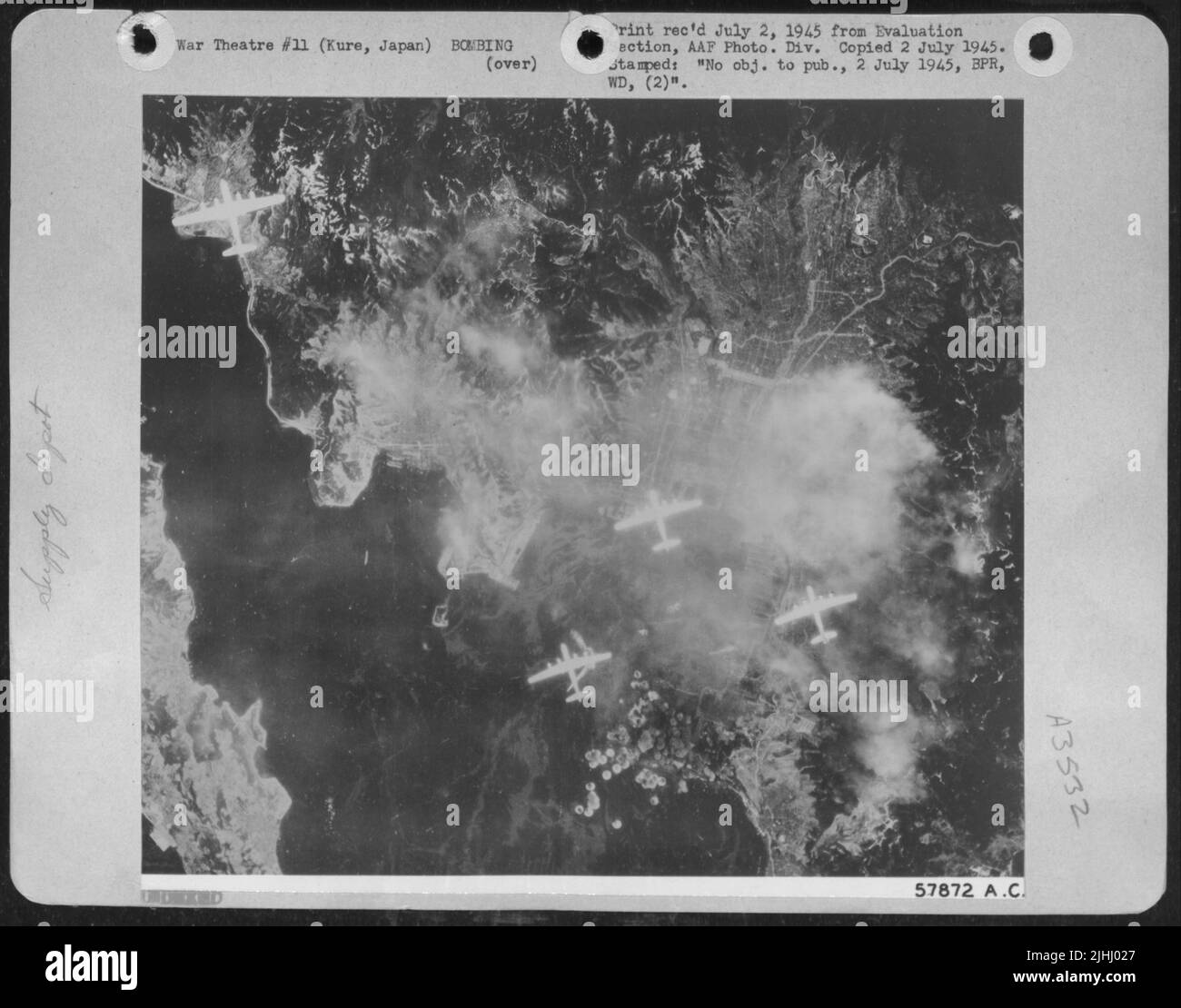 Quattro Boeing B-29 Superforti di una formazione del generale maggiore Curtis E. Lemay's 21st Bomber Command Drop loro bombe sul Kure Naval Arsenal in Giappone durante la Missione del 22 giugno 1945. Foto Stock