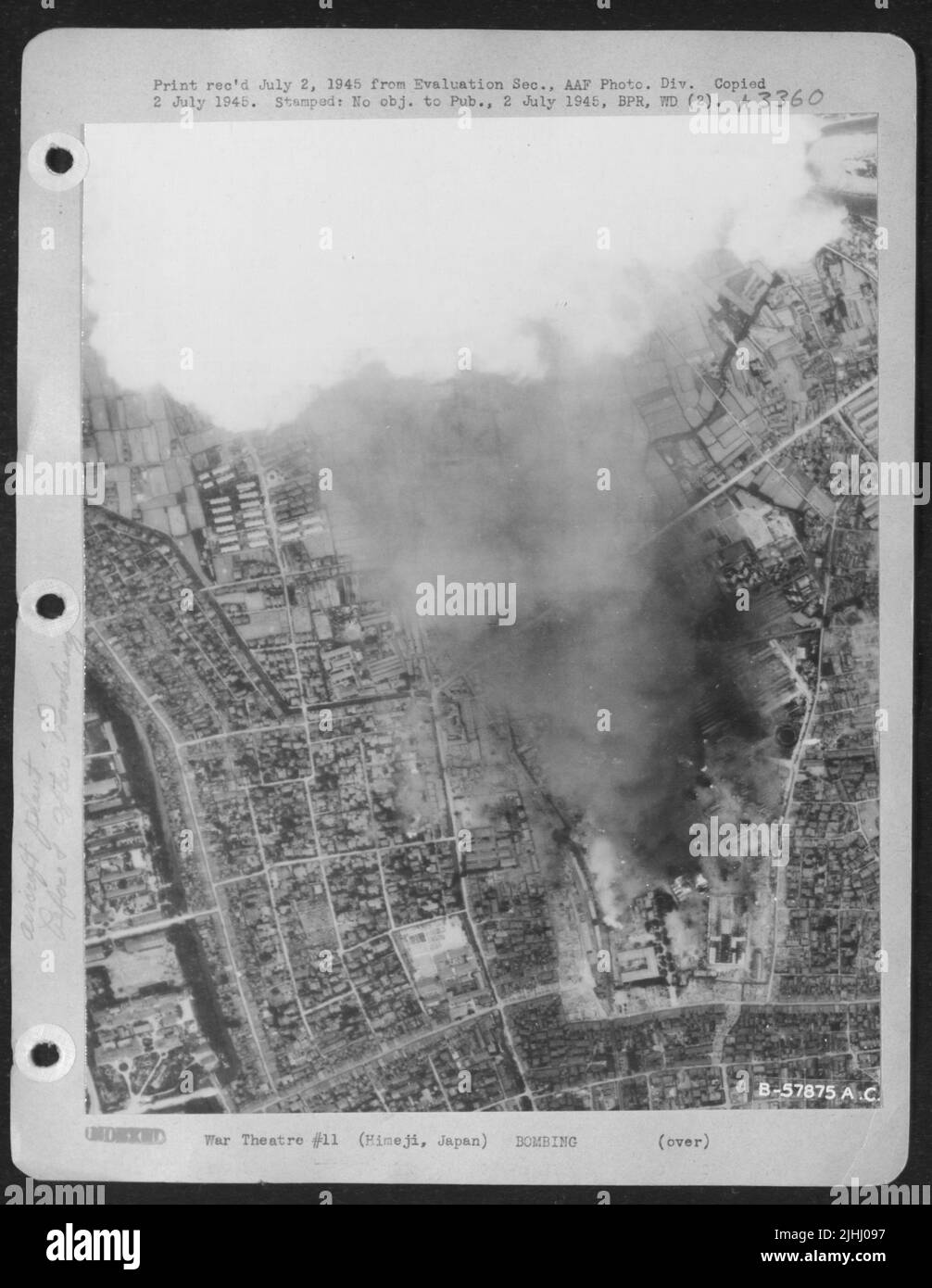 Fumo billows Up dallo stabilimento Kawanishi Aircraft Company di Himeji, Giappone, durante l'attacco del 22 giugno 1945 da Boeing B-29 Superfortfforts del comando Bomber 21st. L'impianto è stato completamente demolito. Foto Stock