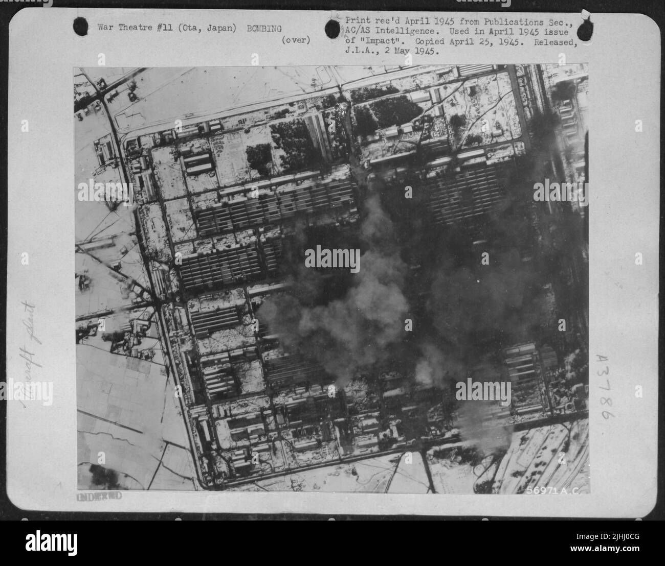 Lo stabilimento Japan-Ota è qui sotto l'attacco di aerei portaerei il 25 febbraio 1945. Questo più B-29 sciopero ha lasciato la fabbrica 75 per cento distrutto. Foto Stock