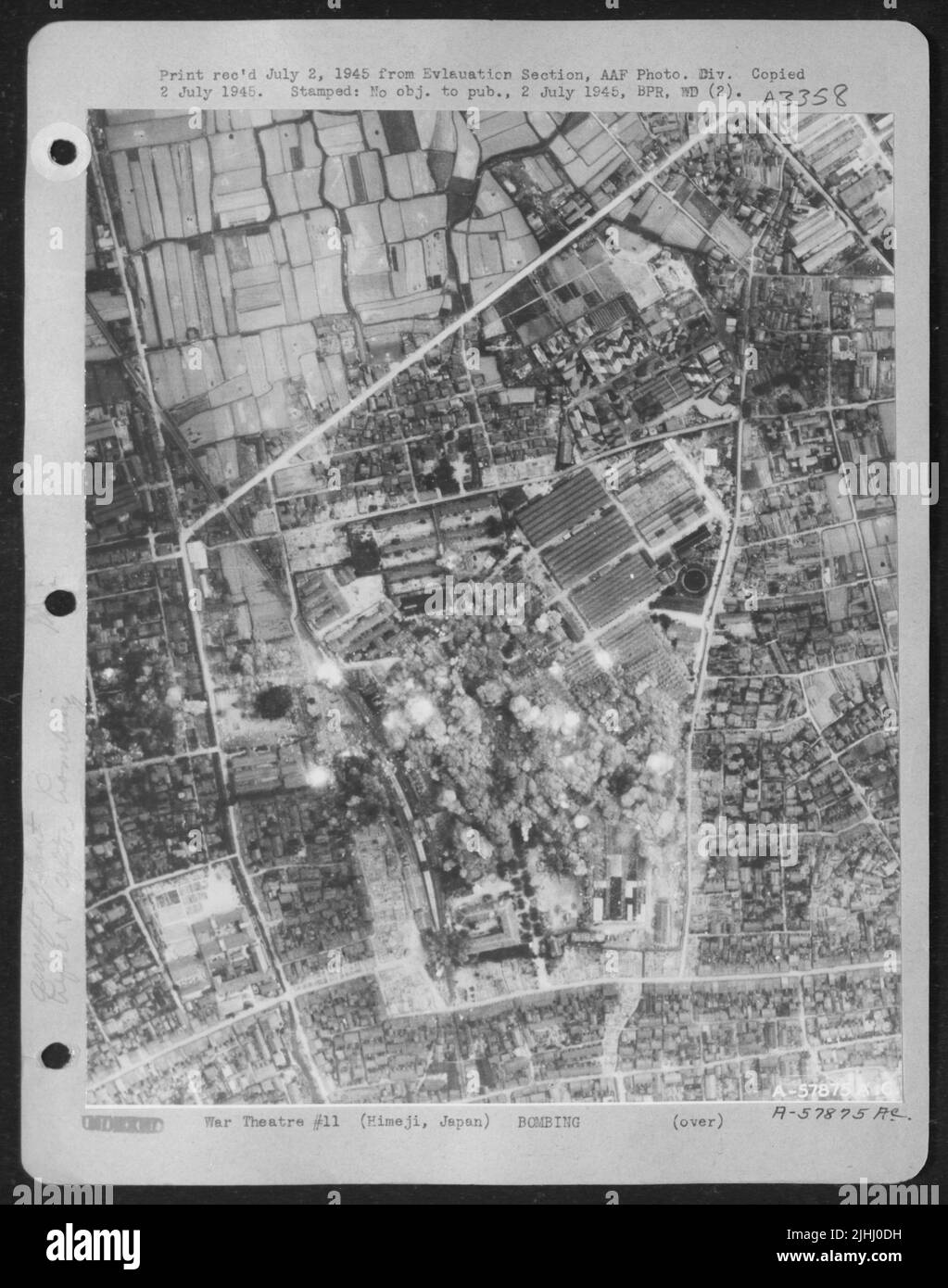 Questa foto mostra la precisione di 21st Bomber Command Boeing B-29 Superfortress colpisce contro l'industria giapponese come le bombe demolire l'impianto di Kawanishi a Himeji, Giappone, dove il jAPS ha fatto Un nuovo aereo Navy Fighter. Attacck il 22 giugno 1945. Foto Stock