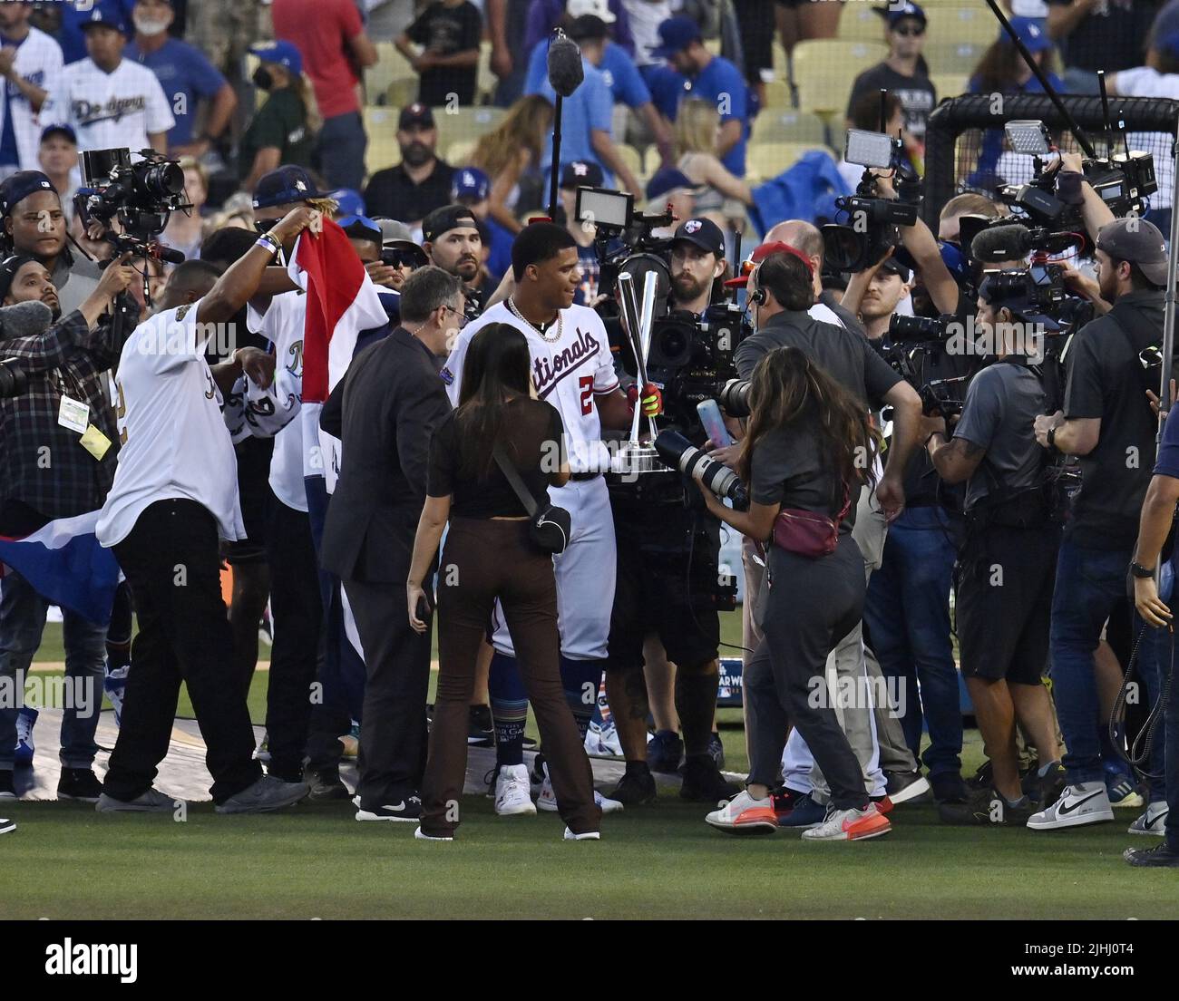 Los Angeles, Stati Uniti. 19th luglio 2022. Juan Soto, la stella dei Washington Nationals, è stata scopata dai giornalisti che detengono il trofeo del campionato T-Mobile, dopo aver tenuto in finale il rookie dei Seattle Mariners Julio Rodriguez 19-18, per vincere la sua prima MLB Home Run Derby al Dodger Stadium di Los Angeles lunedì 18 luglio 2022. Foto di Jim Ruymen/UPI Credit: UPI/Alamy Live News Foto Stock