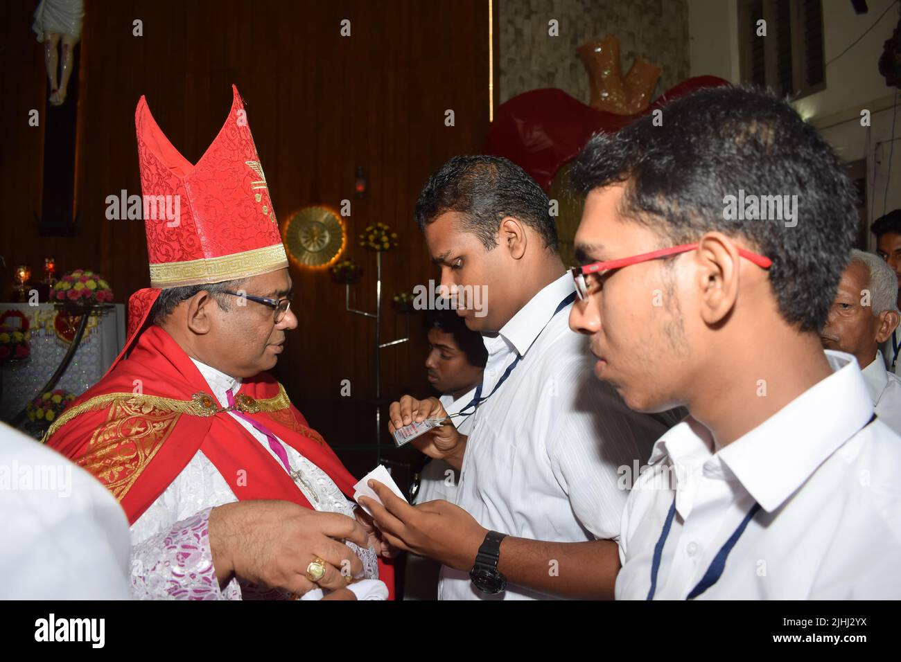 Il vescovo cattolico sta dando sacramento di Confermazione. Foto Stock