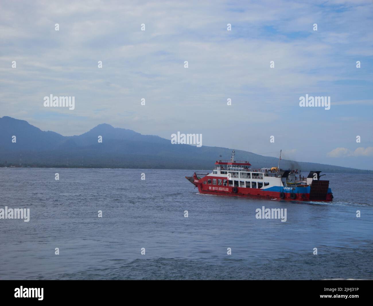 Un traghetto passeggeri corre nelle acque dello stretto di Bali, Indonesia Foto Stock