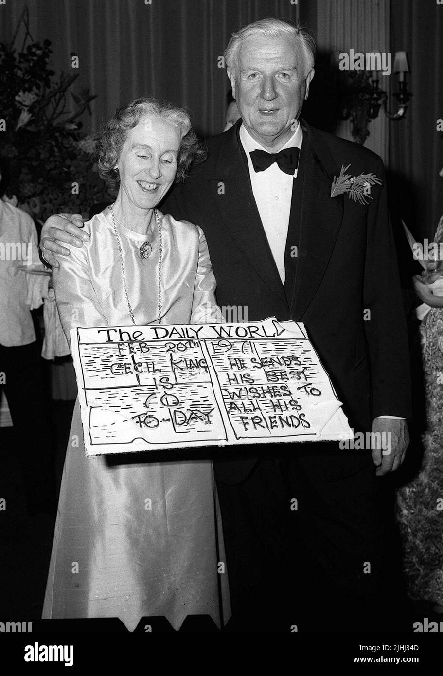 Foto del file datata 22/02/71 di Cecil King e moglie Dame Ruth King al Claridges Hotel, per una cena che celebra 50 anni di pubblicazione, e il 70th compleanno di Cecil King. Le relazioni di un presunto tentativo di colpo di stato del governo nel 1968, ricreato per la serie Netflix la Corona, non aveva 'nessuna fondazione in realtà', secondo uno degli uomini di alto profilo accusati anni dopo sulla trama. Nel 1981 il supremo re ha scritto al segretario del gabinetto Sir Robert Armstrong in seguito a notizie di giornali internazionali che lui, Lord Mountbatten e Lord Cudlipp avevano complottato per rovesciare il governo laburista di Harold Wilson Foto Stock