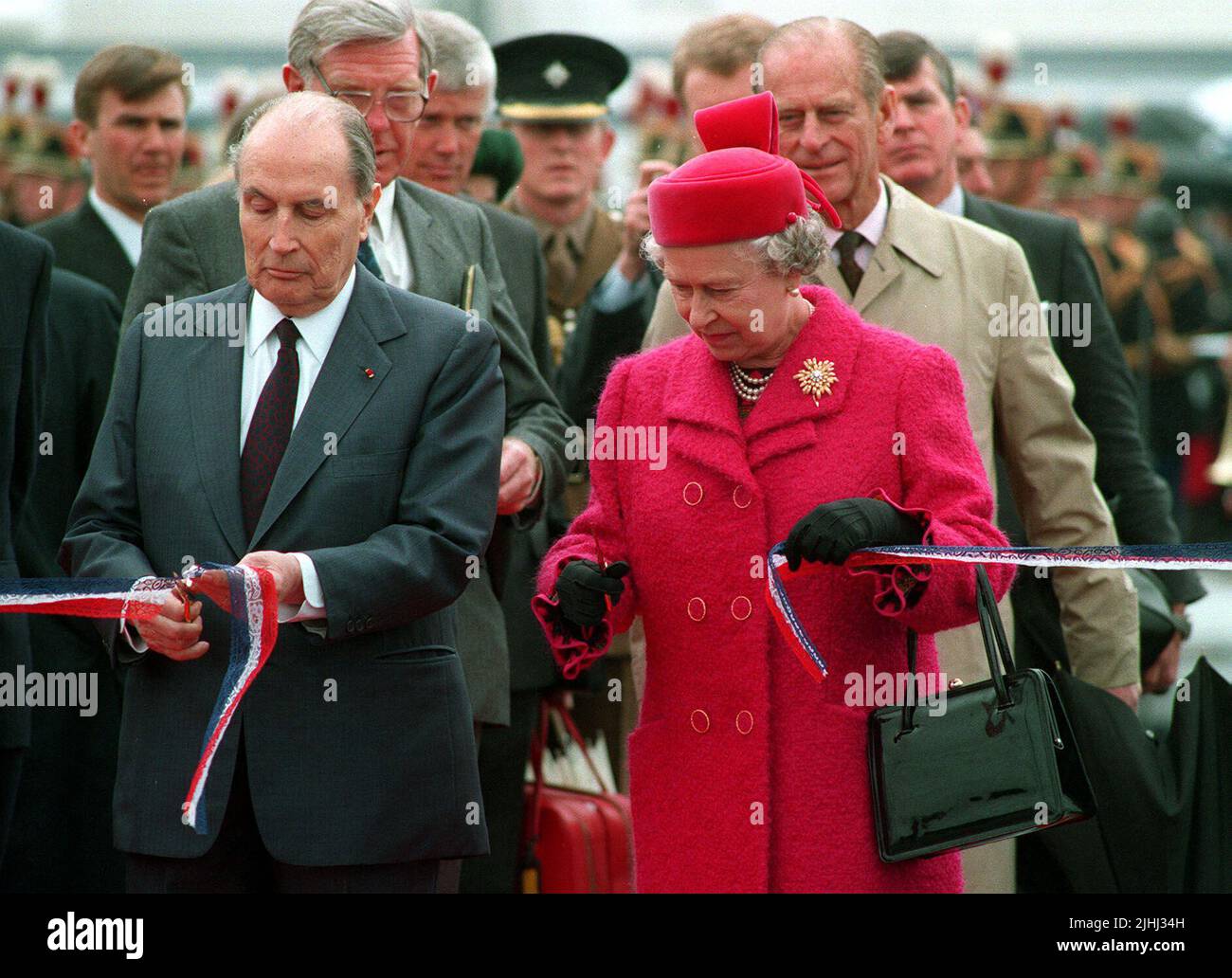 File photo datato 06/05/94 della regina Elisabetta II e del presidente francese Francois Mitterrand tagliando il nastro per aprire ufficialmente il tunnel della Manica. Un diplomatico britannico ha sollevato preoccupazioni circa la misura segreta della malsalute di Mitterrand, un decennio prima che la prognosi terminale del statista in difficoltà fosse resa pubblica. Sir Reginald Hibbert, l'uomo del governo britannico a Parigi, ha valutato i colleghi di Whitehall nel dicembre 1981 con "parlare della salute del presidente che mi sembrava portare una certa convinzione”. Data di emissione: Martedì 19 luglio 2022. Foto Stock