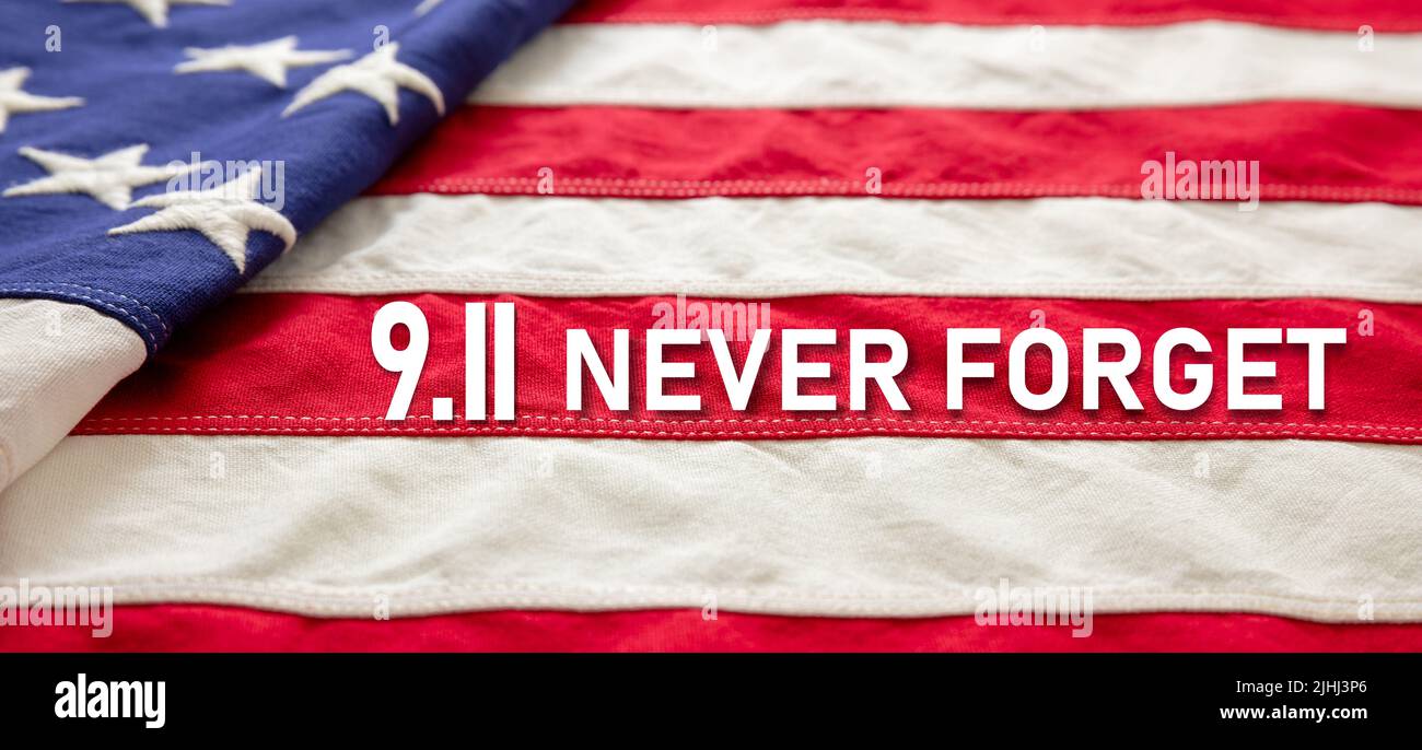 9 11 USA non dimenticare mai. Testo bianco sullo sfondo della bandiera degli Stati Uniti. Patriot Day. Ricorda il 11 settembre 2001. Foto Stock 9 11 USA non dimenticare mai. Testo bianco sullo sfondo della bandiera degli Stati Uniti. Patriot Day. Ricorda il 11 settembre 2001. Foto Stock