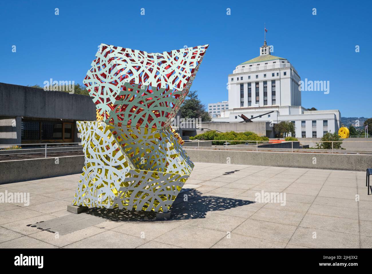 Il tribunale della contea sullo sfondo con una scultura intitolata Glimmer di Linda Fleming. All'Oakland Museum of Art di Oakland, California. Foto Stock