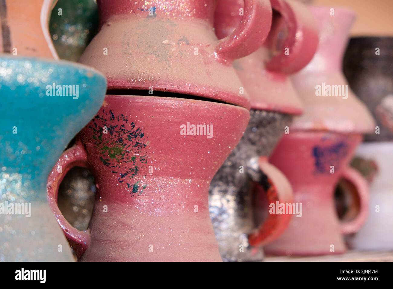 ceramiche colorate ricordo nel mercato orientale Foto Stock