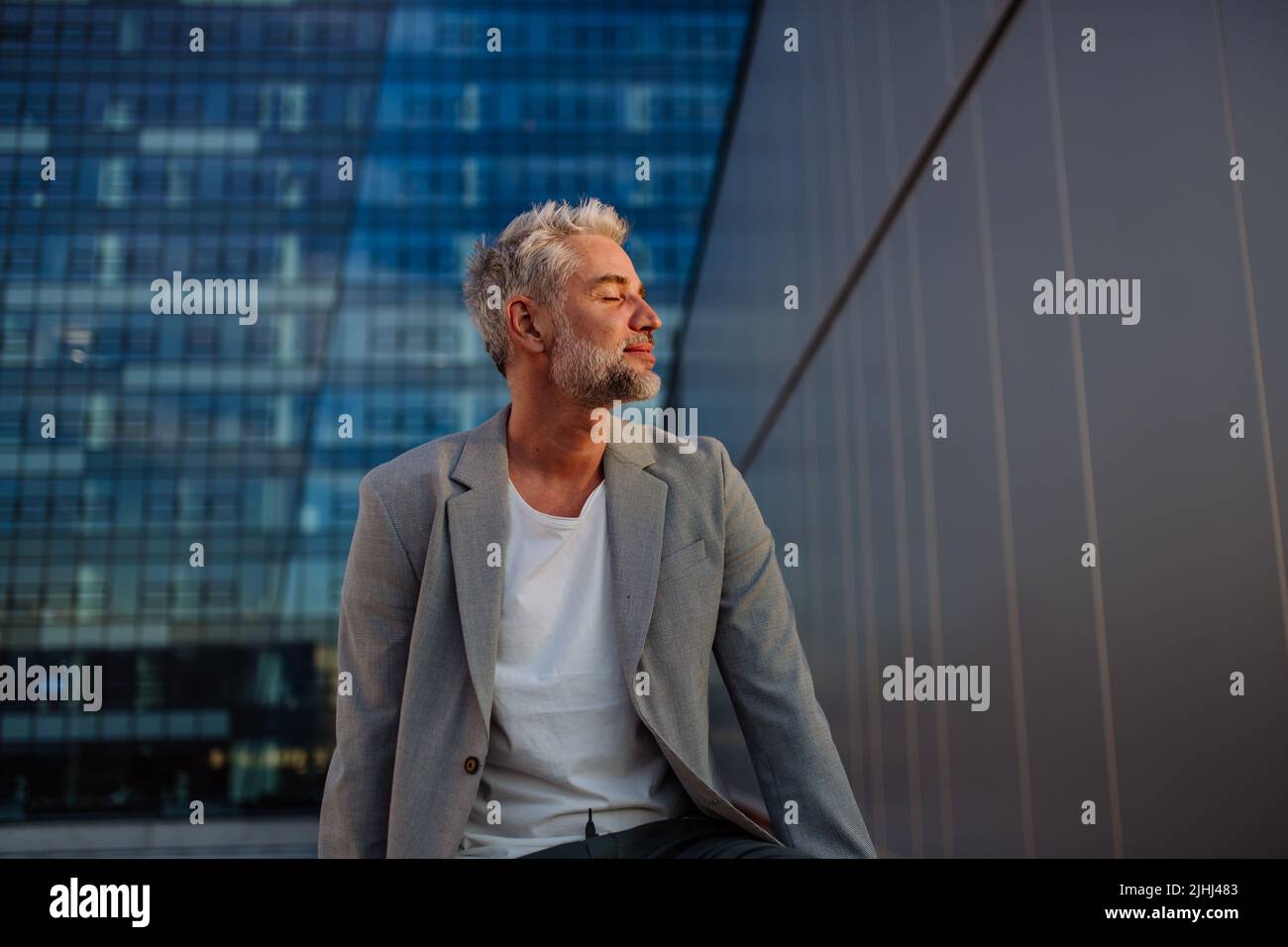 Ritratto di felice uomo d'affari maturo energico, sentirsi libero, lavoro vita equilibrio concetto. Foto Stock