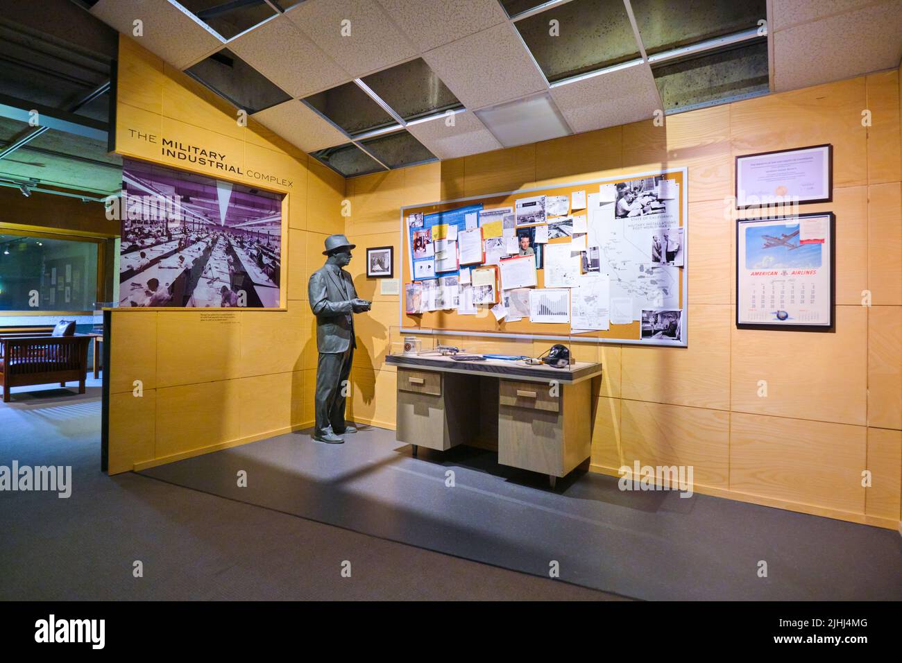 Esposizione del commercio dell'industria di difesa, conosciuto come il complesso industriale militare. All'Oakland Museum of Art di Oakland, California. Foto Stock