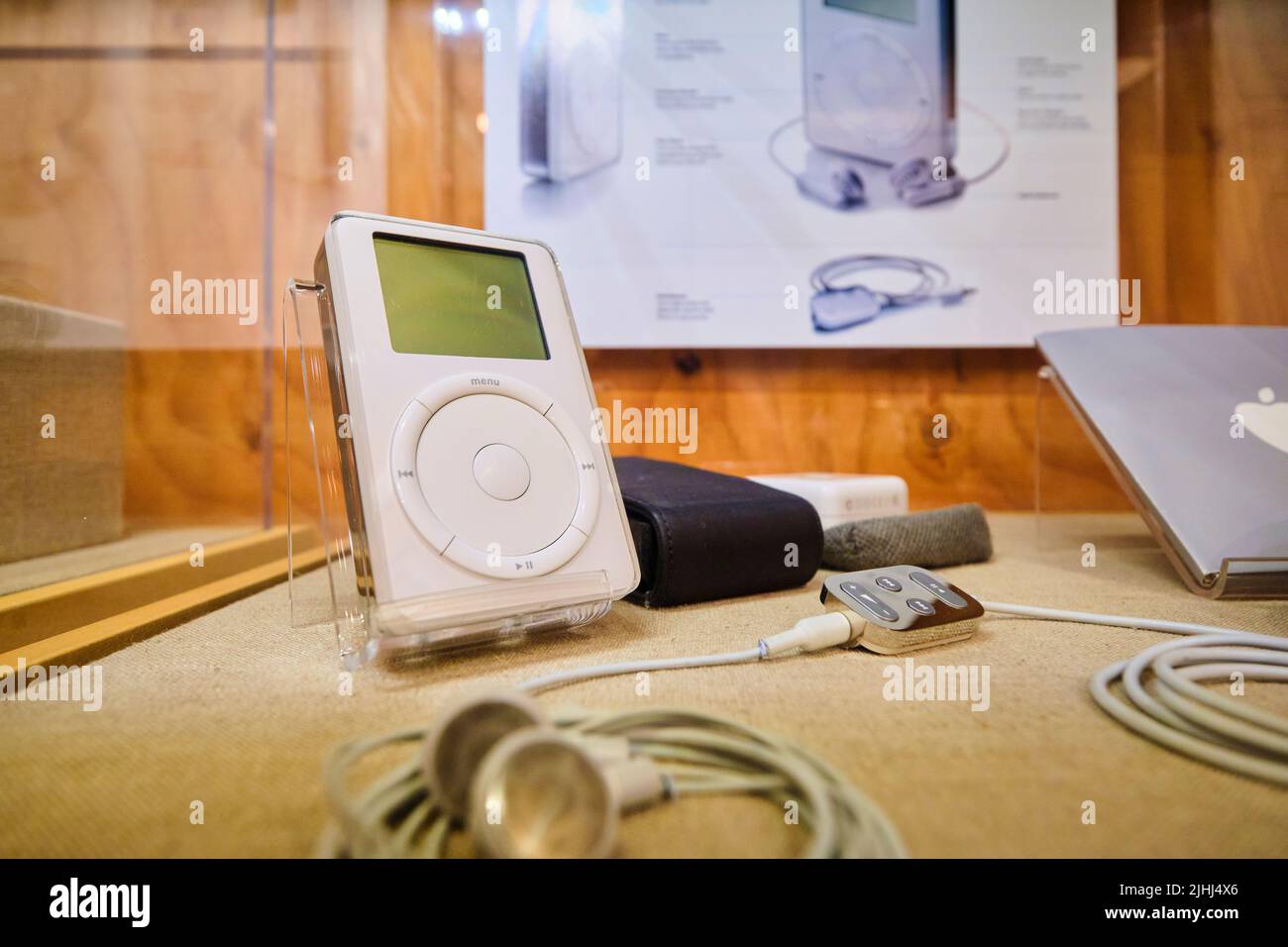 Mostra sulla storia di Silicon Valley, tecnologia, sviluppo di computer. Uno dei primi iPod Apple. All'Oakland Museum of Art di Oakland, California Foto Stock