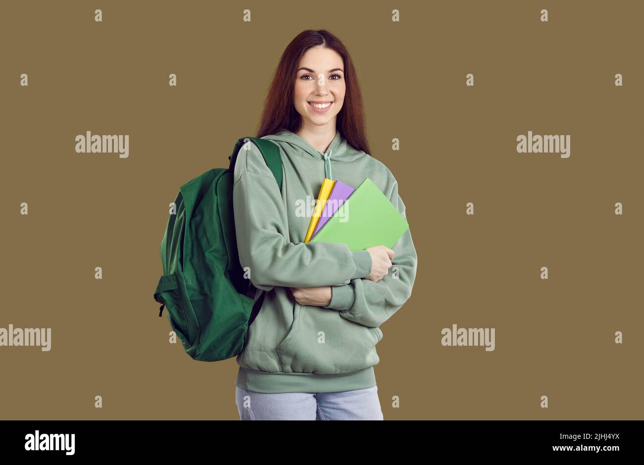 Ritratto di felice scuola superiore, università o studente universitario con libri e zaino Foto Stock