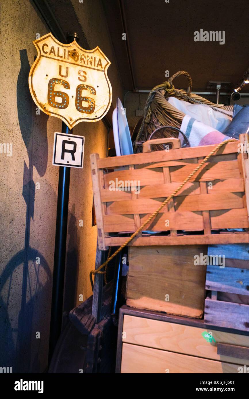 Un classico segnale stradale per la California US 66, la strada utilizzata durante la depressione per le famiglie che si spostano verso ovest. All'Oakland Museum of Art di Oakl Foto Stock
