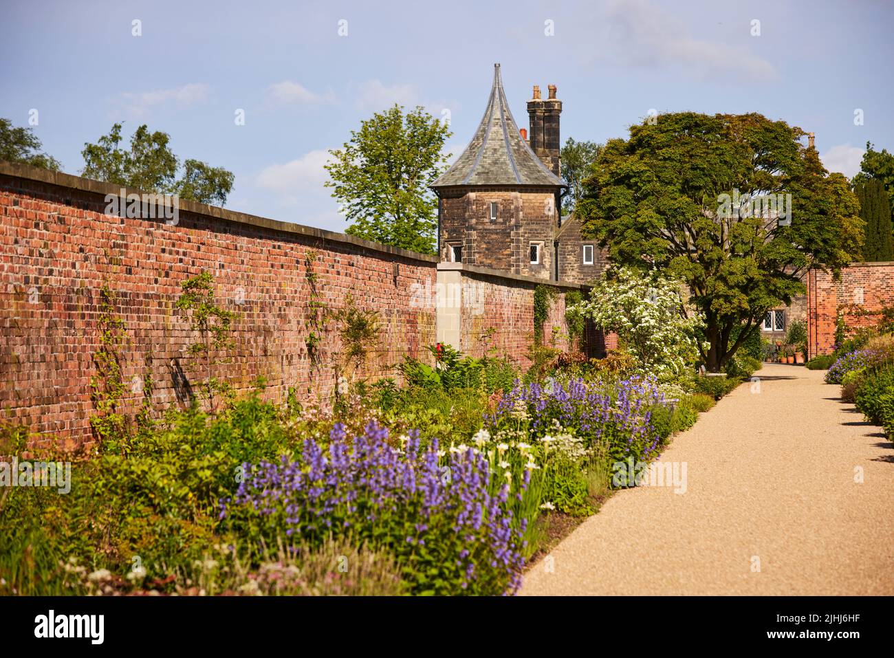 RHS Bridgewater a Worsley, Salford. GBrick pareti nel Paradise Garden Foto Stock