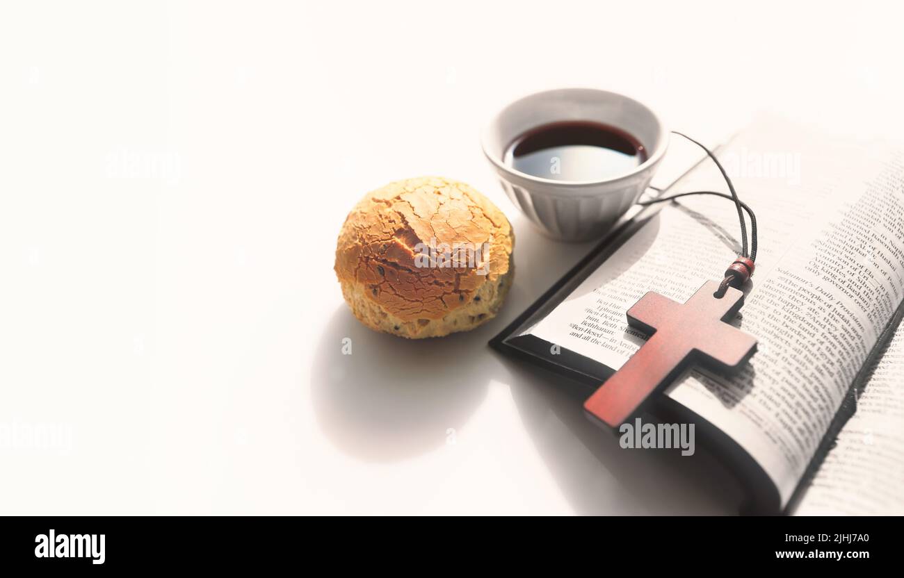 Chiesa comunione pane e vino, Croce e Bibbia Foto Stock