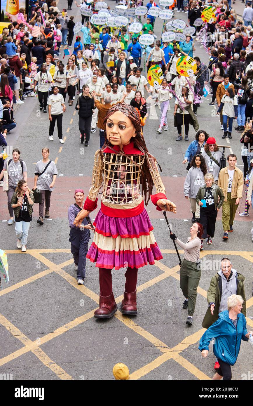 Sfilata del Manchester Day 2022 nel centro di Manchester il famoso pupazzo rifugiato Little Amal si svolge attraverso il festival e si unisce alla passeggiata Foto Stock