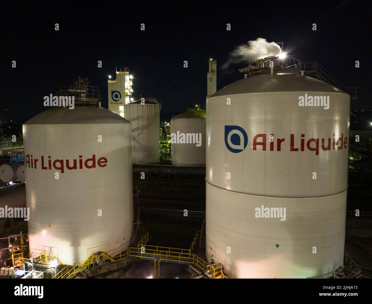 Vista aerea dei serbatoi di stoccaggio Air liquide, gas e servizi industriali globali. Il logo Air liquide è visibile sulla parte anteriore dei serbatoi. Foto Stock