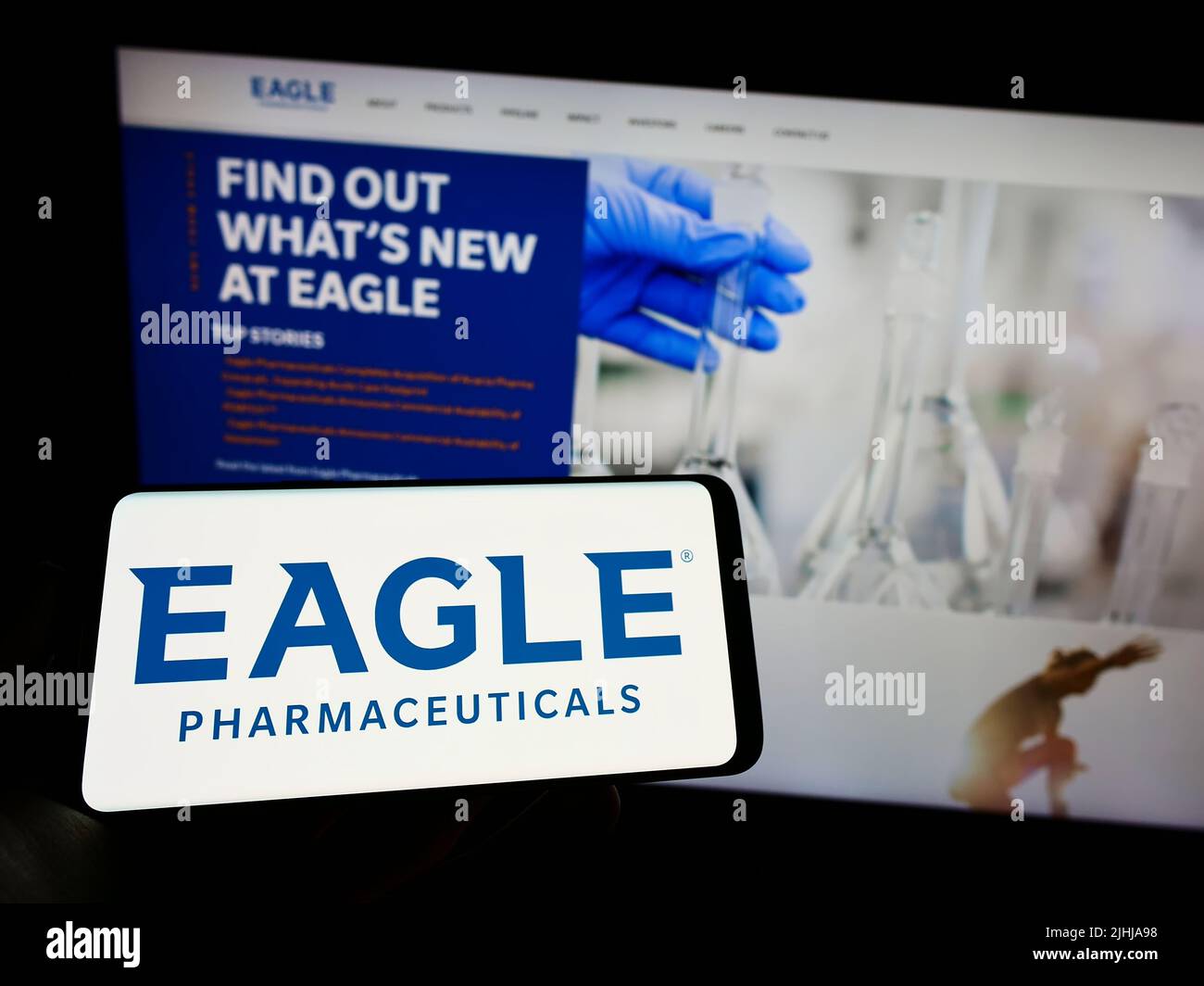 Persona che tiene il cellulare con il logo della società americana Eagle Pharmaceuticals Inc. Sullo schermo di fronte al sito web aziendale. Mettere a fuoco sul display del telefono. Foto Stock