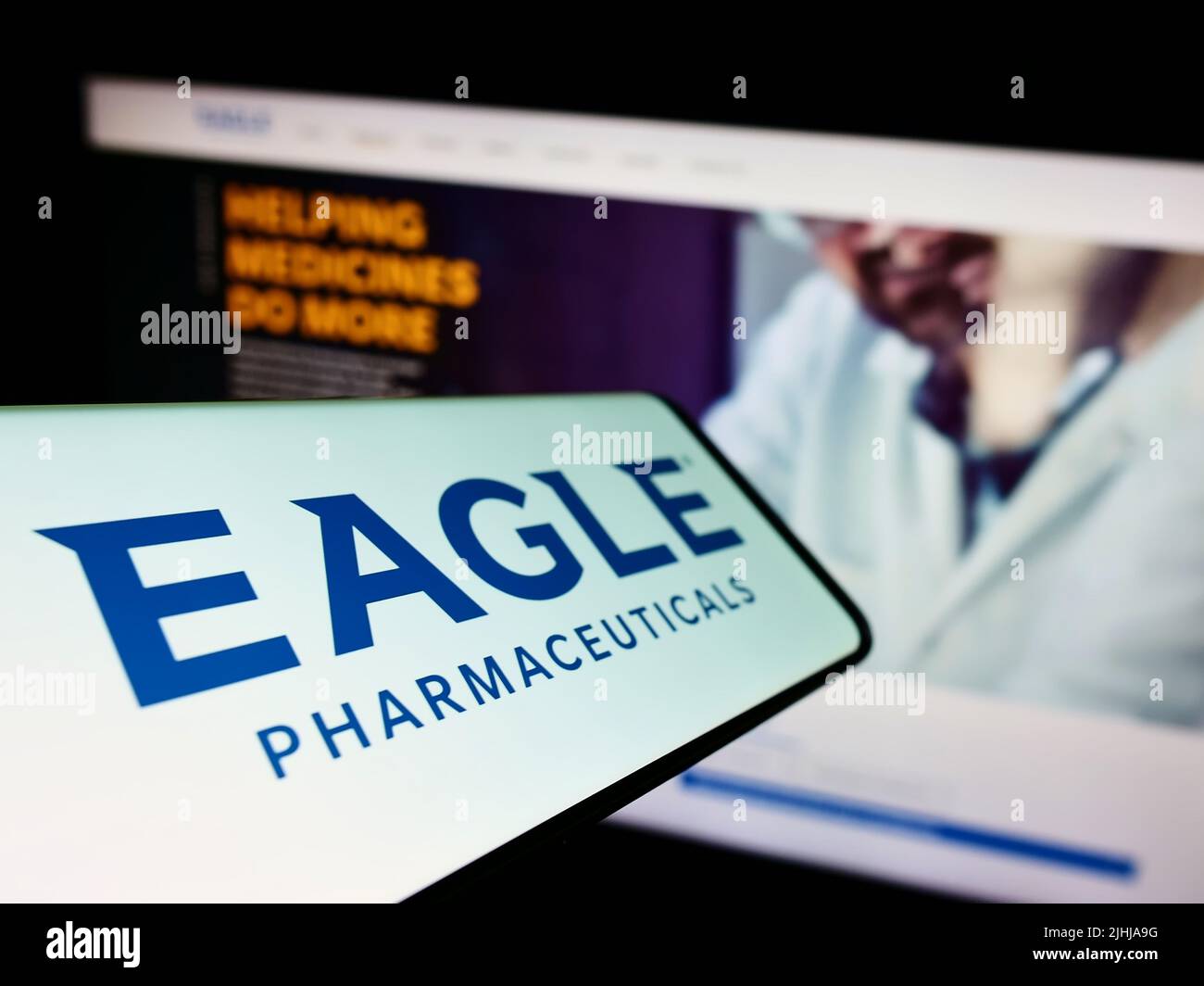 Cellulare con logo della società americana Eagle Pharmaceuticals Inc. Sullo schermo di fronte al sito web aziendale. Messa a fuoco al centro-sinistra del display del telefono. Foto Stock