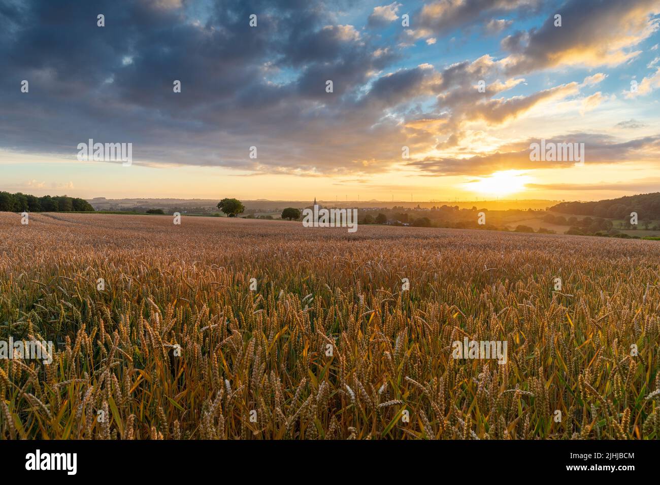 L'alba colorata su Vijlen e la sua chiesa, l'unico villaggio di montagna dei Paesi Bassi con vista sui prati, sui campi di grano e sui vigneti Foto Stock