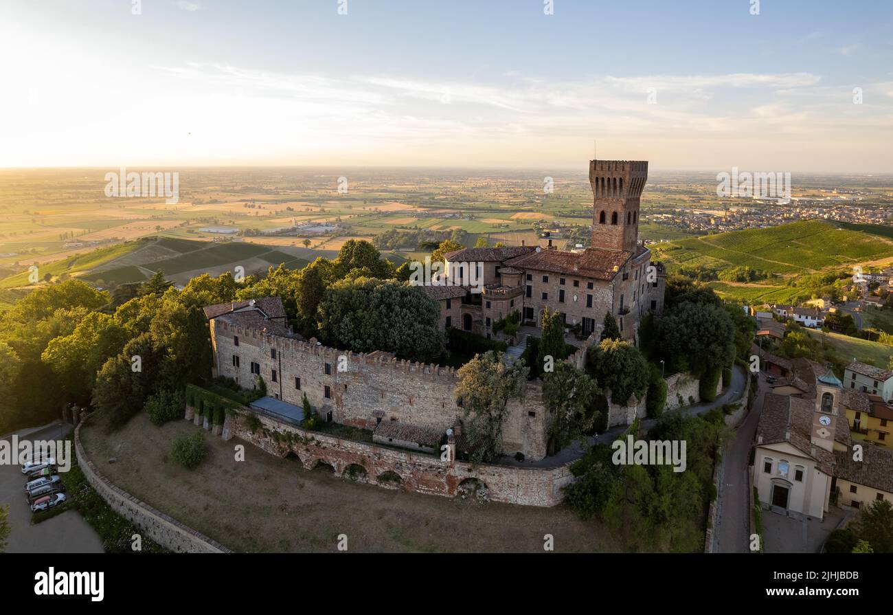 Veduta aerea del Castello di Cigognola - vigneti e campagna sullo sfondo,  Oltrepo Pavese, Pavia, Lombardia, Italia Foto stock - Alamy