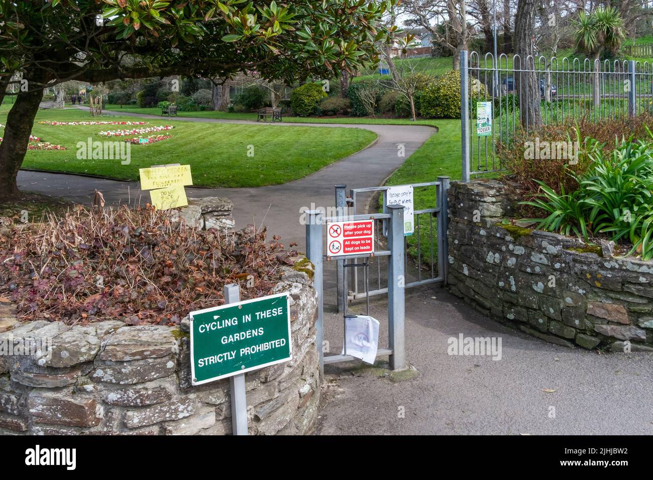 Vari cartelli intorno all'ingresso dei Trenance Gardens a Newquay in Cornovaglia nel Regno Unito. Foto Stock