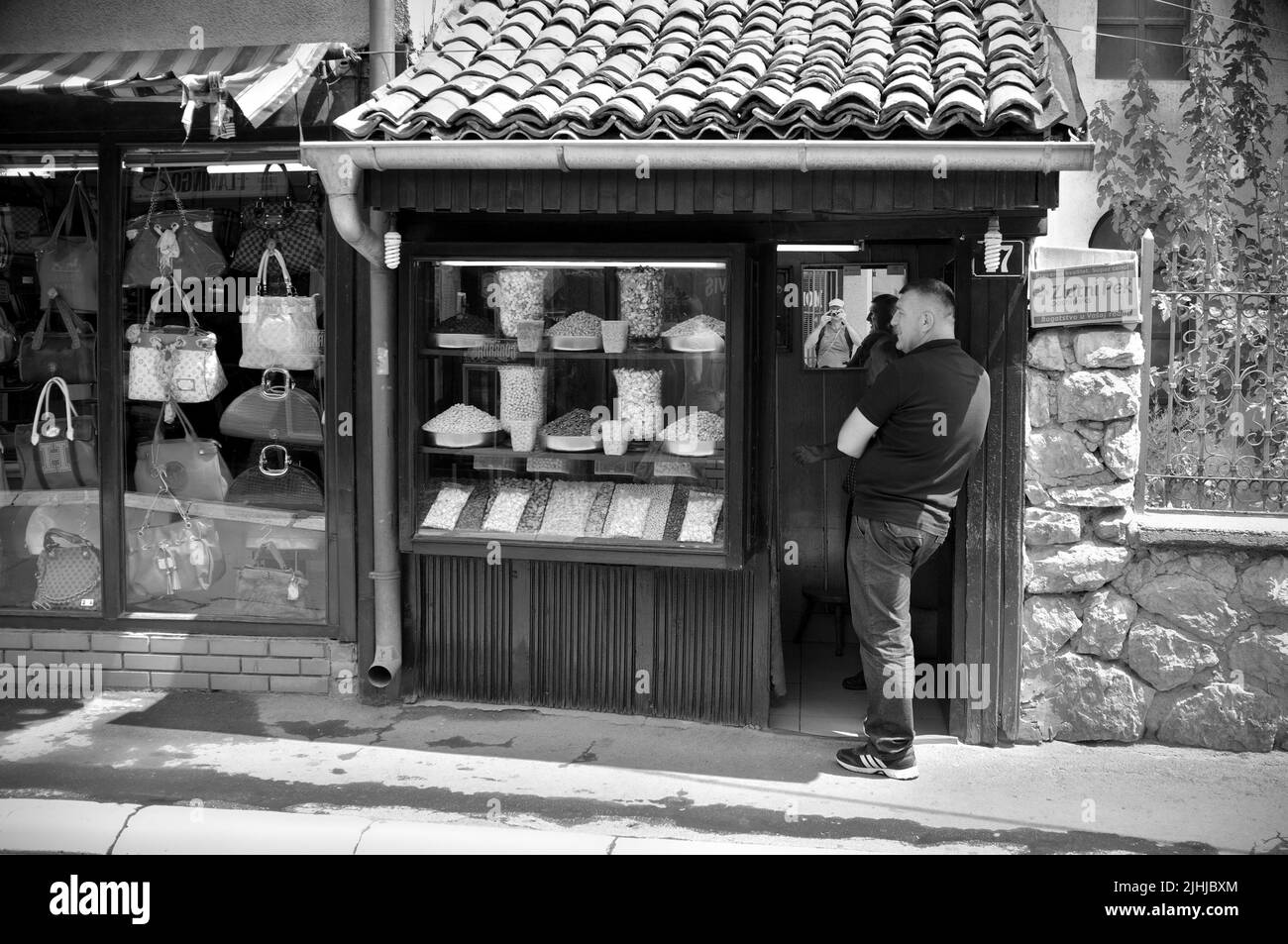 Scena di strada bianca e nera a Novi Pazar, Serbia Foto Stock