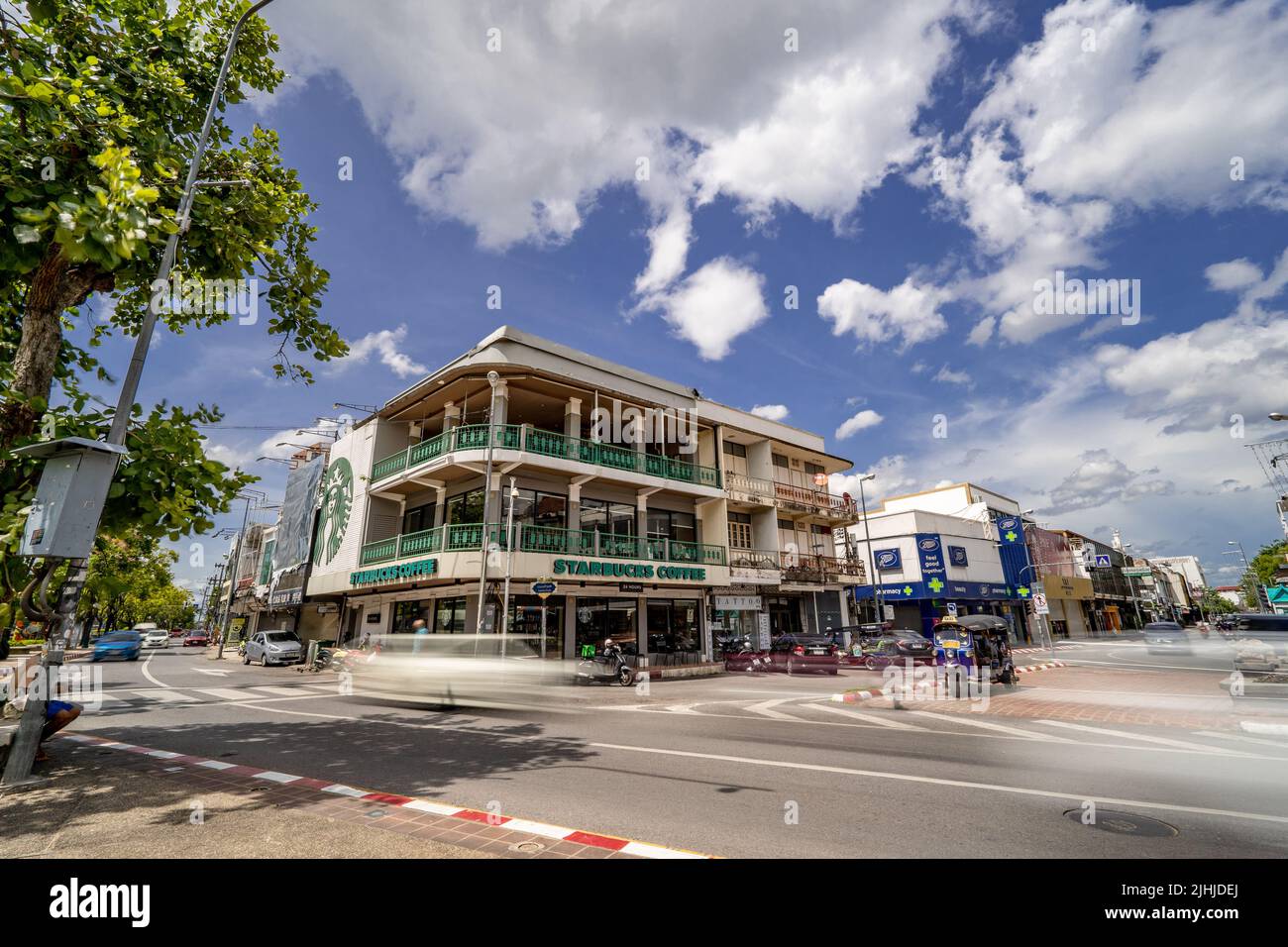 Chiang mai, Thailandia - 18 luglio 2022 - Vista temporizzata delle nuvole che si muovono sopra le strade e gli edifici della città vecchia vicino alla porta di Tha Phae a Chiang mai Foto Stock