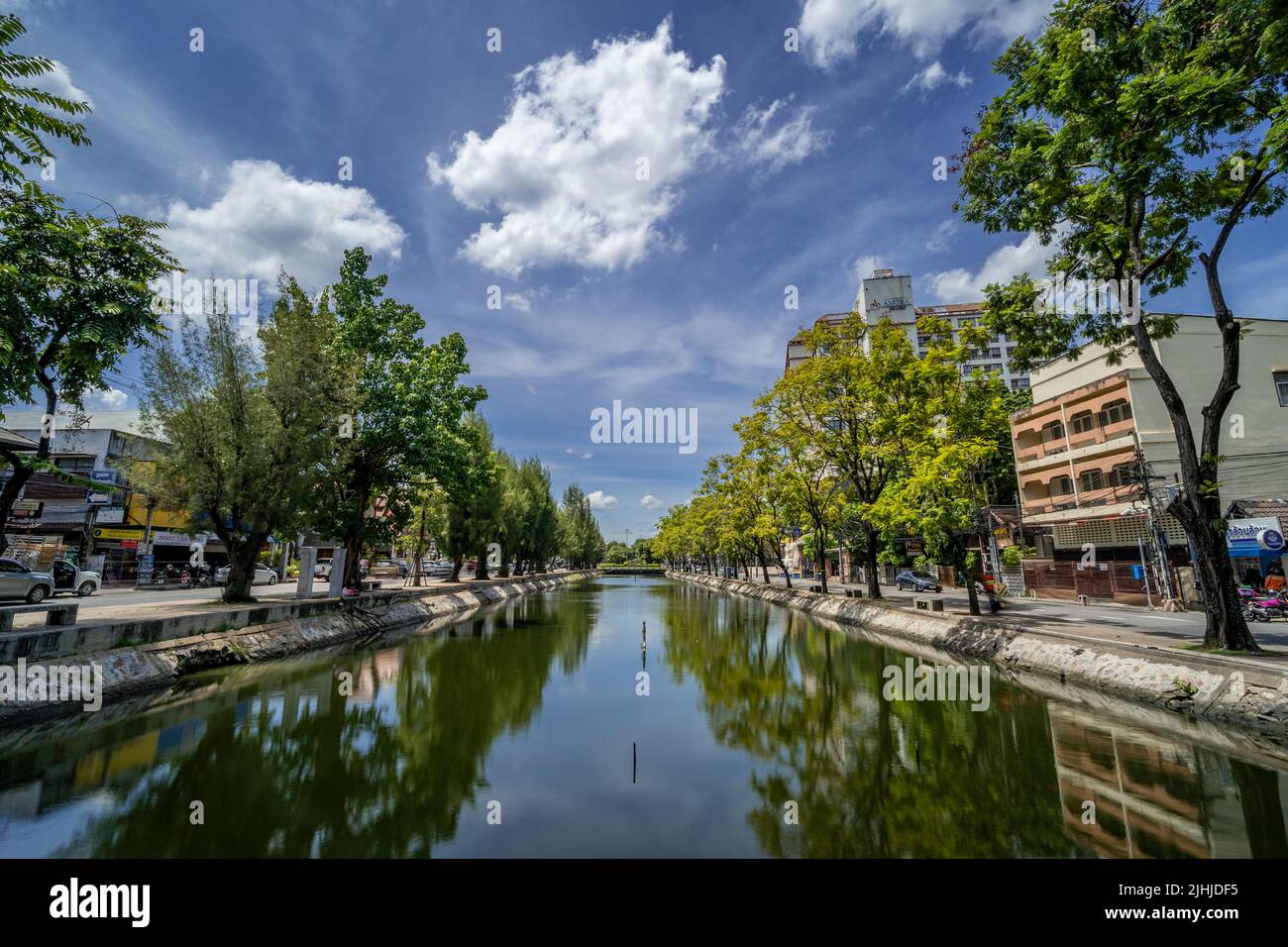 Chiang mai, Thailandia - 18 Luglio 2022 - Vista temporizzata delle nuvole che si muovono sopra il fossato all'interno della città vecchia vicino alla porta di Tha Phae a Chiang mai, Thaila Foto Stock