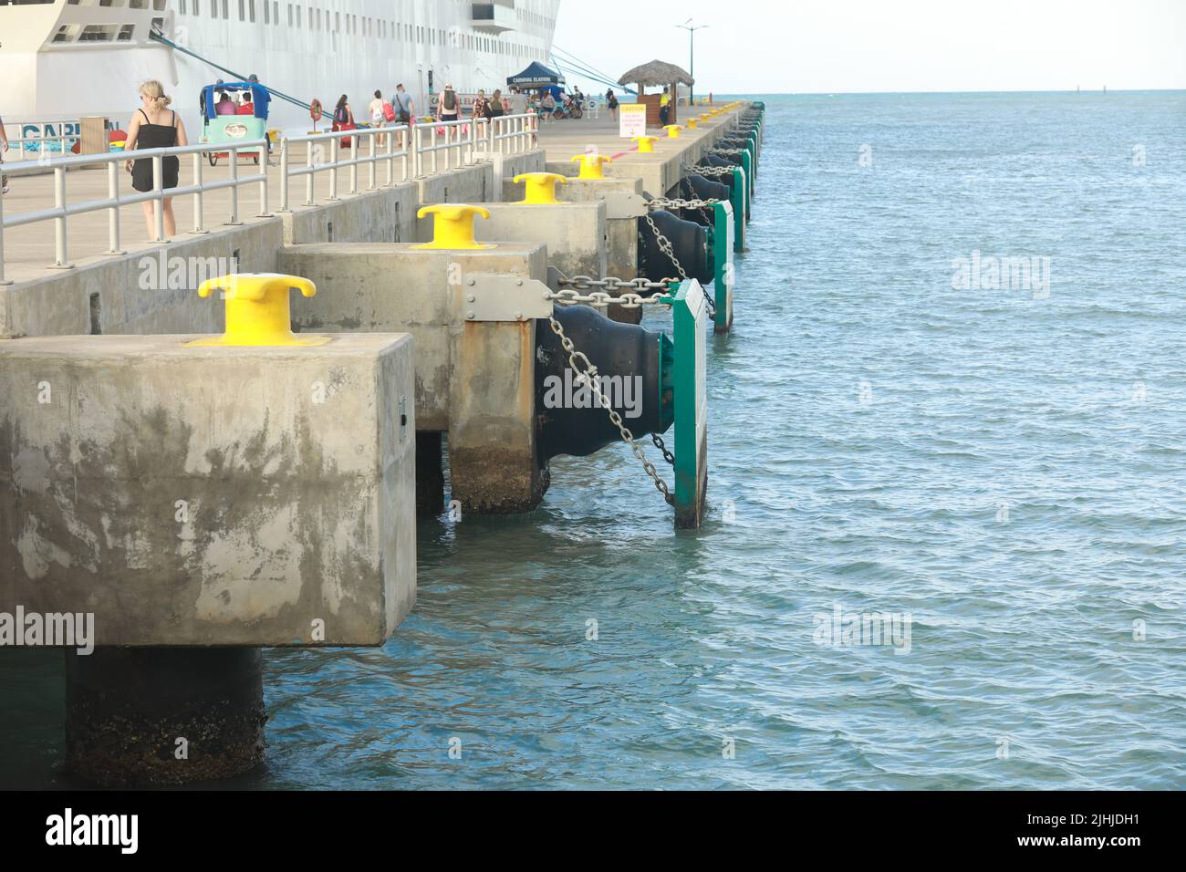 pilone di metallo ormeggio sul molo del porto Foto Stock