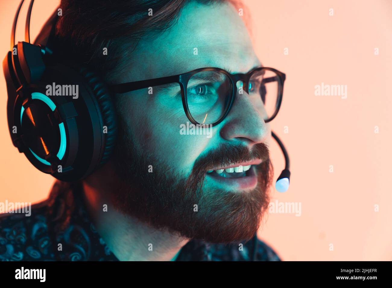 Giocatore professionista bearded che gioca il gioco del calcolatore su un torneo - messo a fuoco e guardando attentamente - primo piano in su colpo. Foto di alta qualità Foto Stock