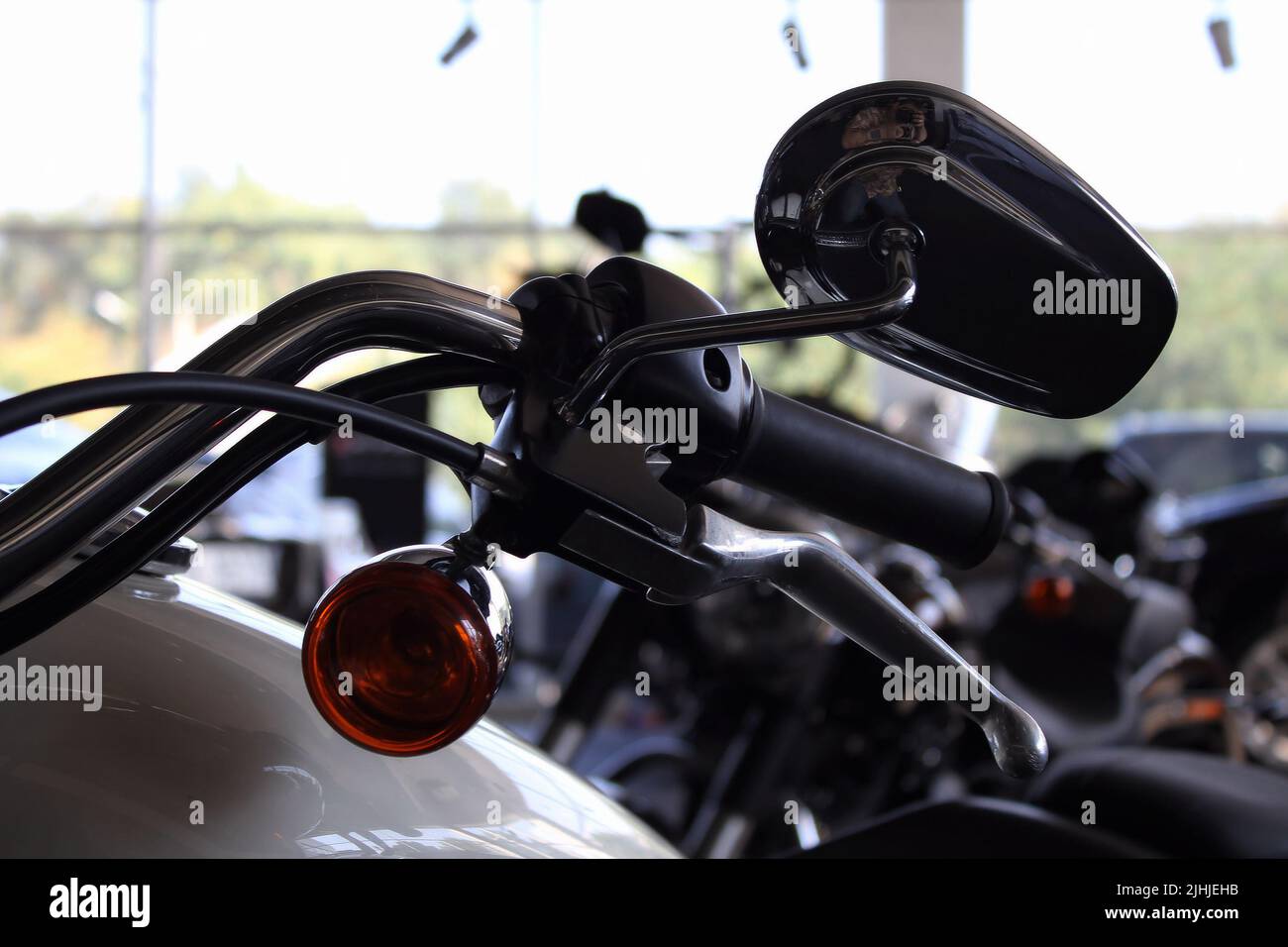 Manubrio scooter con cruscotto e specchietti retrovisori. Design classico  scooter a motore rosso d'epoca Foto stock - Alamy