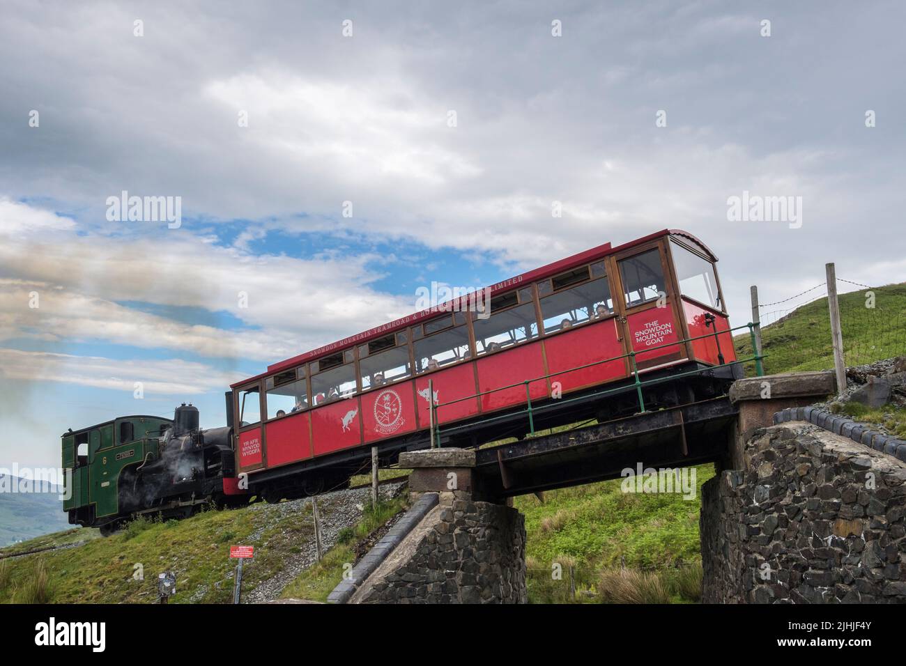 Treno a vapore Padarn storico che spinge in salita sulla Snowdon Railway nelle montagne del Parco Nazionale di Snowdonia. Llanberis, Gwynedd, Galles del Nord, Regno Unito, Gran Bretagna Foto Stock