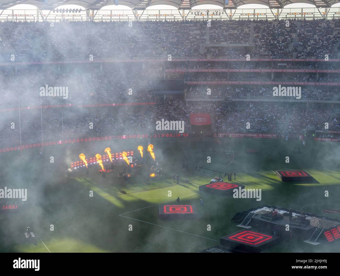 Fuochi d'artificio e fumo sopra lo Stadio Optus durante la finale AFL 2021 Burswood Perth Australia Occidentale. Foto Stock