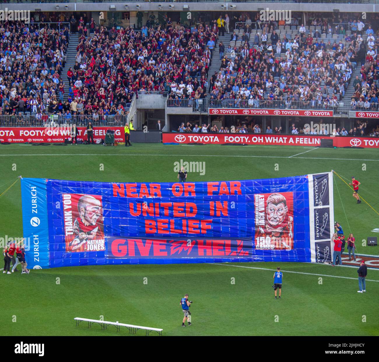 Bandiera del Melbourne Football Club alla finale AFL 2021 all'Optus Stadium Burswood Perth Western Australia. Foto Stock