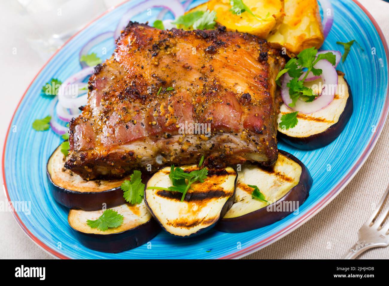 carne di maiale arrosto con verdure Foto Stock