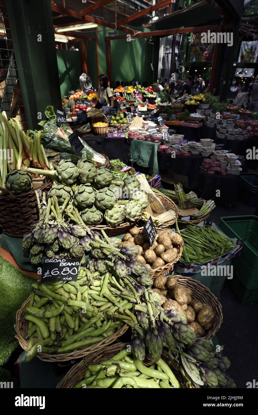 Londra, Inghilterra, Regno Unito. Borough Market, Southwark. Bancarella di frutta e verdura Foto Stock