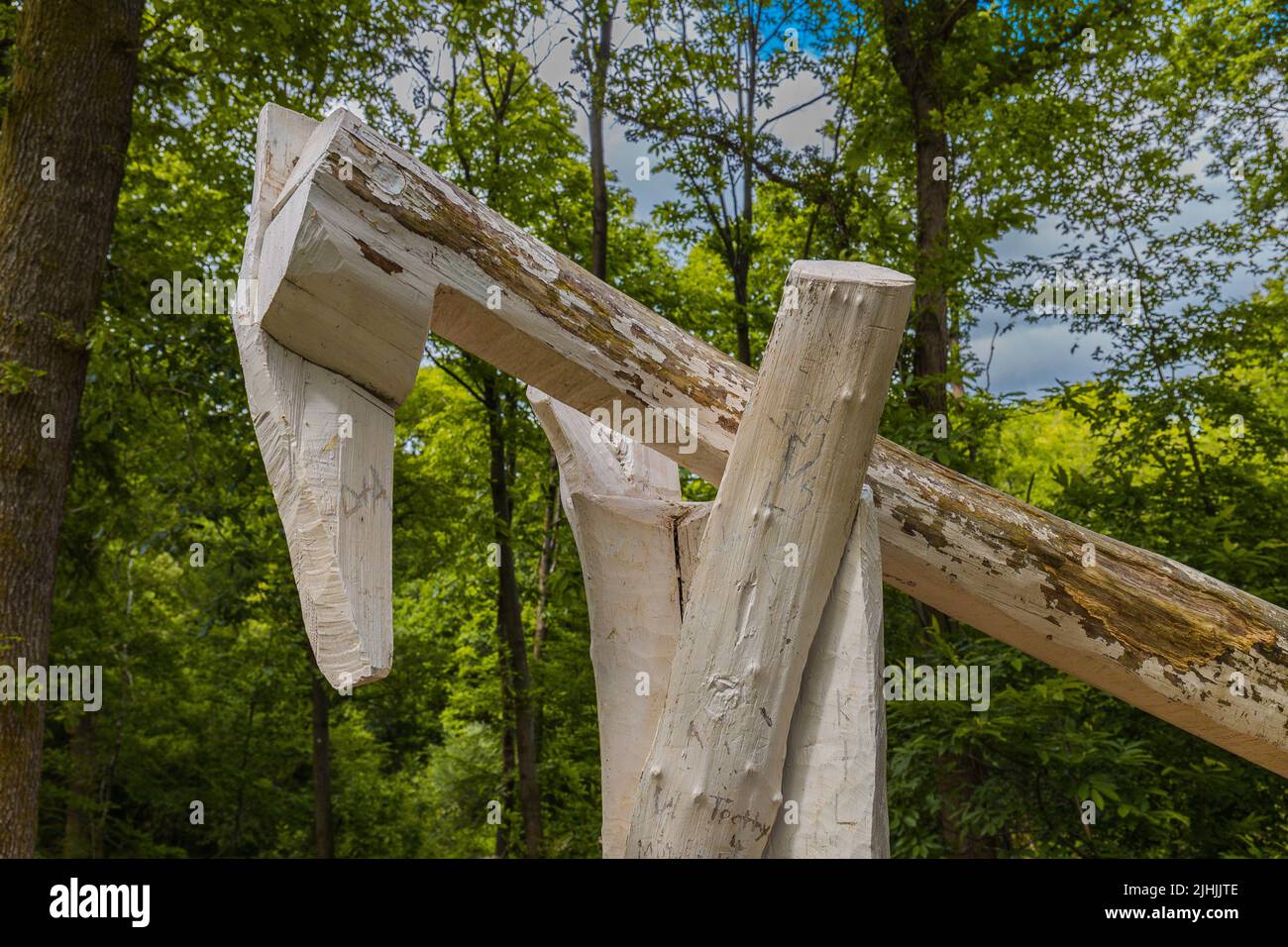 Yasasin di dello scultore rumeno Pomona Zipser. Parte del Sentiero delle sculture nella Foresta di Dean Foto Stock