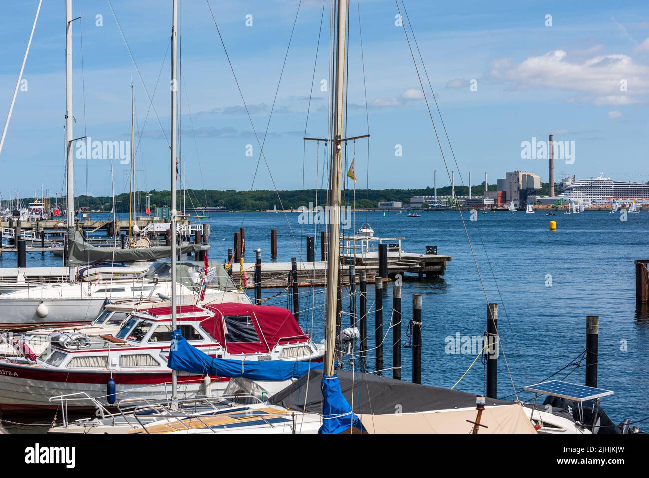 Kiel Juli 2022 Uferpromenade derKiellinie an der Kieler Förde Segelyachten und die Bootstege der Kieler Rudervereine Foto Stock