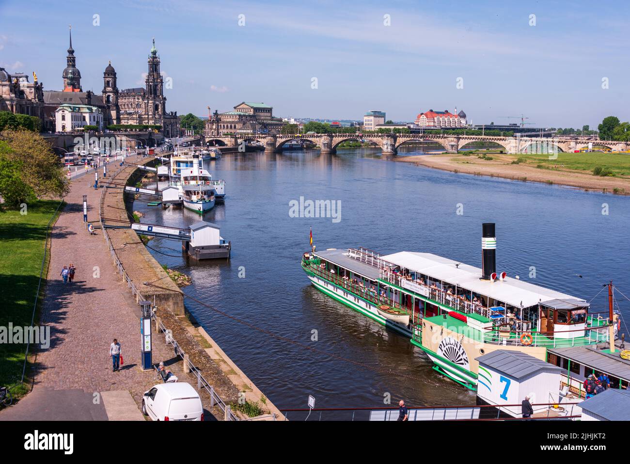 Dresda, Germania, mai 2022 Dresda Blick über das Terrassenufer zum Schloß und Semperoper und die Liegeplätze der Elbschiffahrt Foto Stock