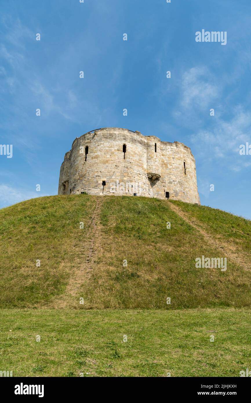 Cliffords Tower sorge sull'argine della città di York nel 2022 Foto Stock