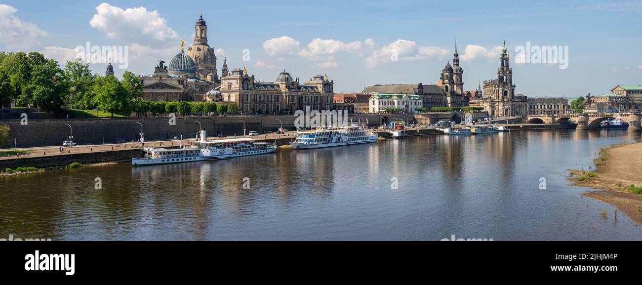 Dresda, Germania, maggio 2022 Foto panoramica dello skyline di Terrassenufer con Brühlscher Terrasse, il castello e la Frauenkirche Foto Stock