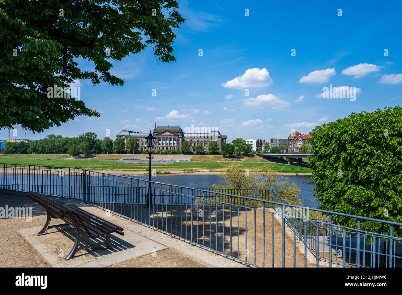 Dresda, vista dal giardino di Brühl sull'Elba agli edifici di alcuni ministeri del governo sassone Foto Stock