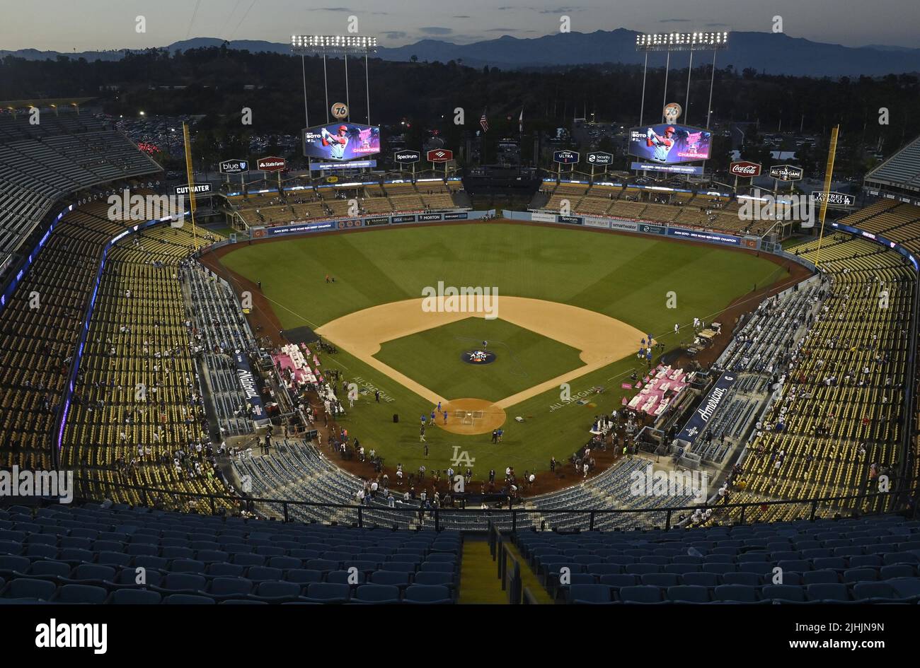 Los Angeles, Stati Uniti. 19th luglio 2022. Il Dodger Stadium è visto dopo il MLB Home Run Derby al Dodger Stadium di Los Angeles lunedì 18 luglio 2022. La star dei Washington Nationals Juan Soto ha tenuto il rookie dei Seattle Mariners Julio Rodriguez 19-18 in finale, per vincere la sua prima MLB Home Run Derby al Dodger Stadium di Los Angeles lunedì 18 luglio 2022. Foto di Jim Ruymen/UPI Credit: UPI/Alamy Live News Foto Stock