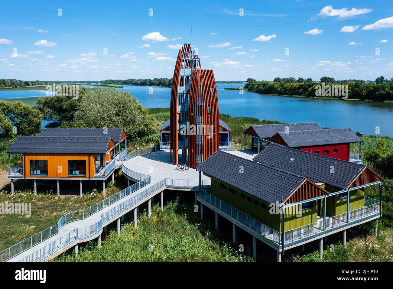 Lookoutt torre sul lago di Tisza Ungheria. Vicino alla città di Kiskore. Costruito nel 2021. Foto Stock