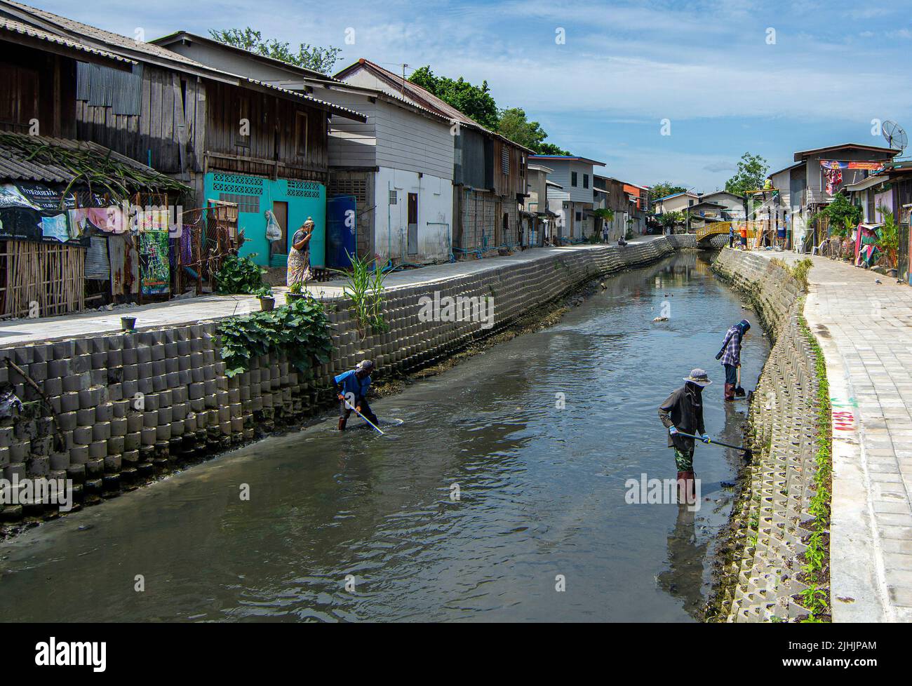 Chiang mai, Tailandia. 18th luglio 2022. I lavoratori hanno visto lavorare ad un progetto per migliorare il paesaggio urbano lungo il canale Khlong Mae Kha a Chiang mai. Il progetto prevede la costruzione di pavimentazioni, la creazione di un sistema di gestione delle acque reflue e il miglioramento del paesaggio. Il paesaggio urbano lungo sarà una nuova strada pedonale lungo il comune di Chiang mai. Credit: SOPA Images Limited/Alamy Live News Foto Stock